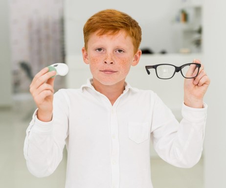 עדשות מגע או משקפיים